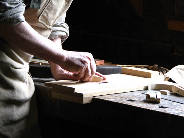 Nuestro equipo de profesionales cuenta  con muchos años de contrastada <strong>experiencia</strong> en el sector de la <strong>carpintería de madera en Moeche</strong>.